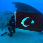 Kemer'de 30 metre derinlikteki batığa daldılar