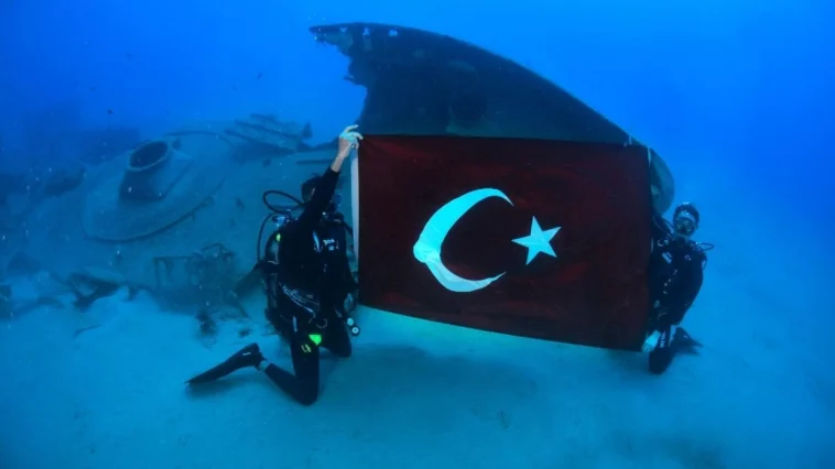 Kemer'de 30 metre derinlikteki batığa daldılar