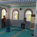 Kemer'de bayram öncesi camilerde temizlik