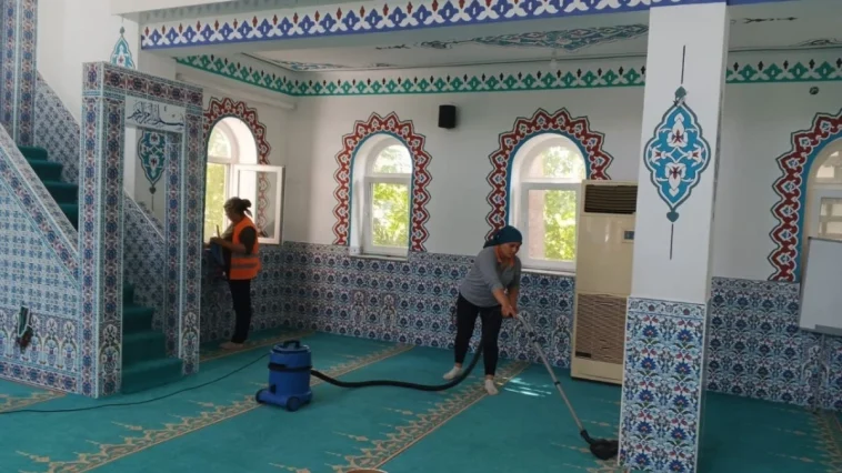 Kemer'de bayram öncesi camilerde temizlik