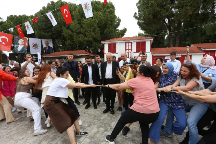 Kepez'de anneler yarıştı, çocuklar izledi