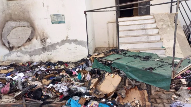 Kepez'de el arabasındaki tekstil ürünleri kül oldu