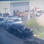 Kopan halat forklifti otomobile sürükledi