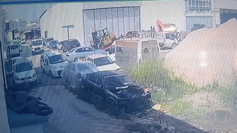 Kopan halat forklifti otomobile sürükledi