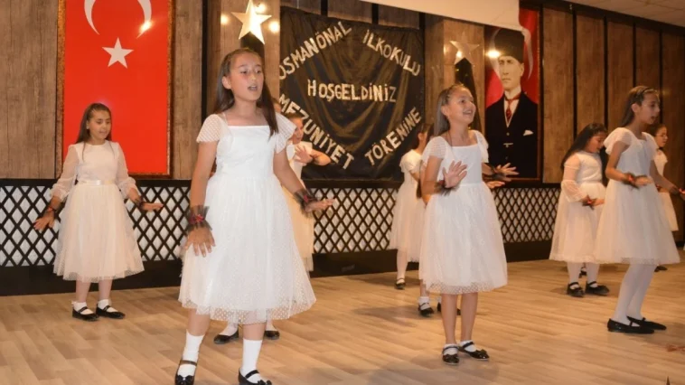 Korkuteli'nde ilkokul öğrencilerinin mezuniyet sevinci