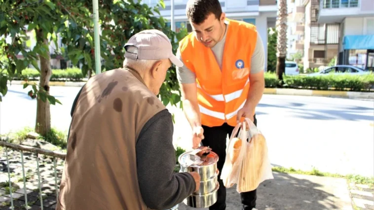 Manavgat Aşevi ihtiyaç sahiplerinin yanında olmaya devam ediyor