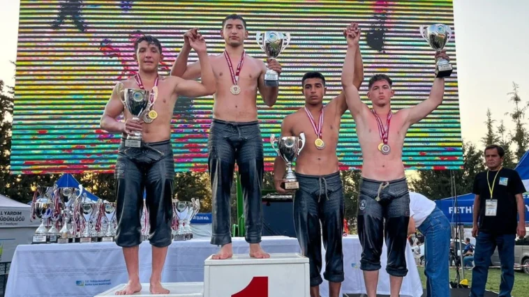 Manavgat Belediyesi güreşçileri Fethiye'den madalyalarla döndü