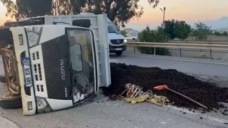 Manavgat'ta kamyonet devrildi: 3 yaralı