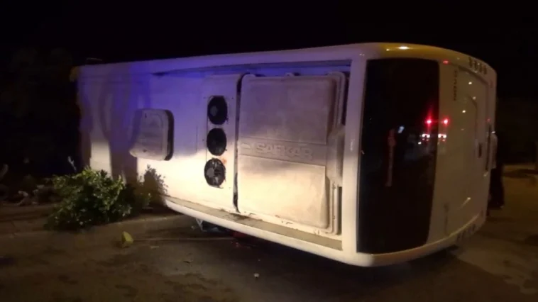 Manavgat'ta otel servisi devrildi: 3 yaralı