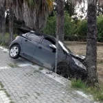 Manavgat'ta otomobil ağaca çarptı: 2 yaralı