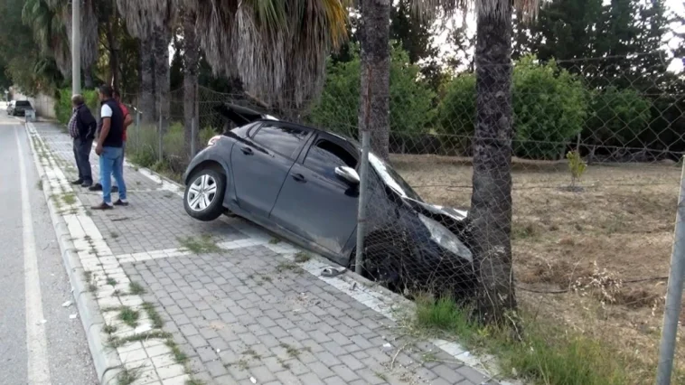 Manavgat'ta otomobil ağaca çarptı: 2 yaralı