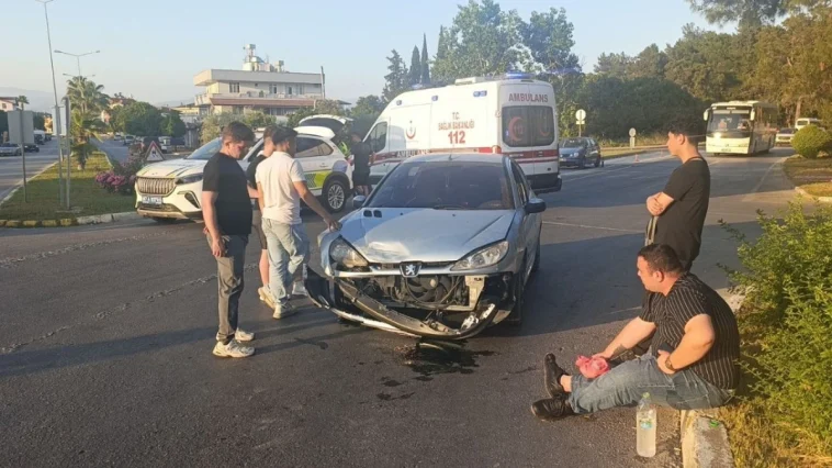 Manavgat'ta otomobiller çarpıştı 3 yaralı