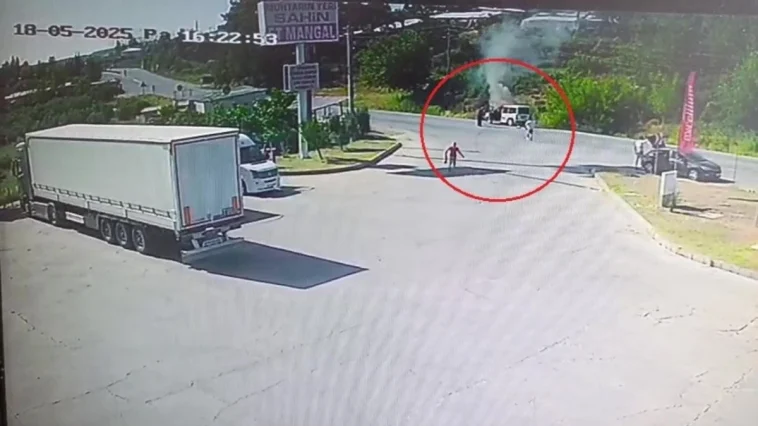 Manavgat'ta seyir halindeki araç yandı