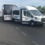 Manavgat'ta yolcu otobüsü ile tur minibüsü çarpıştı: 2 yaralı
