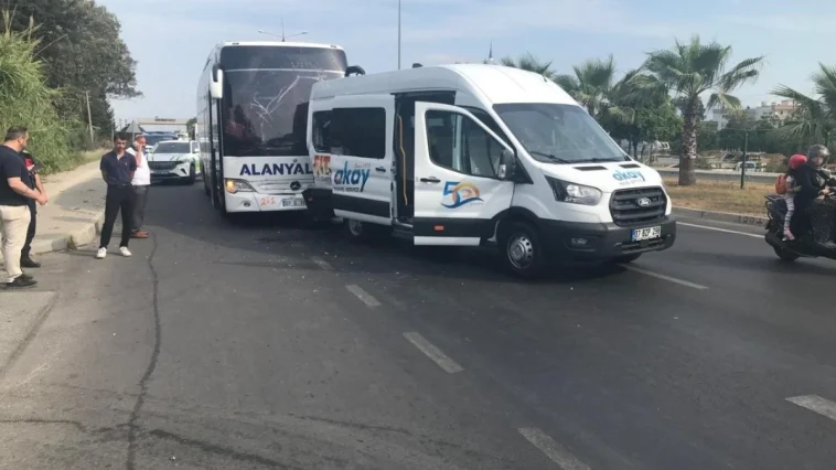 Manavgat'ta yolcu otobüsü ile tur minibüsü çarpıştı: 2 yaralı