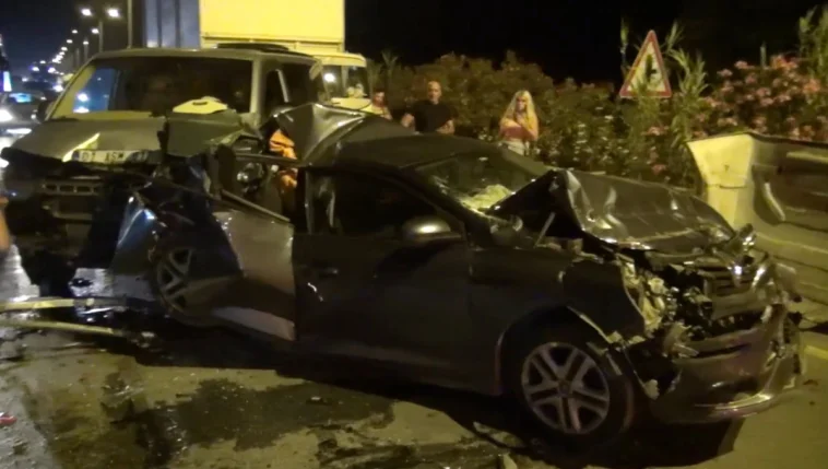 Manavgat'ta zincirleme trafik kazası: 3 yaralı