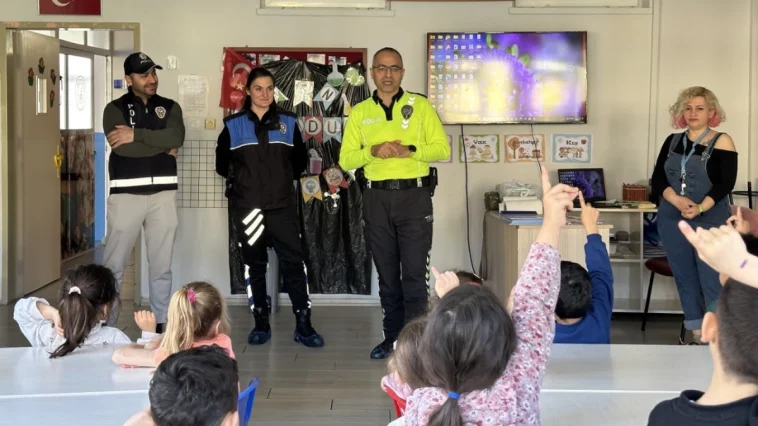 Minik öğrencilere polislik mesleği tanıtıldı