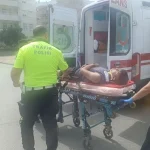 Motosiklet sürücüsünün hayatını kaskı kurtardı