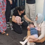 Motosikletli kurye yaya geçidinde anne ve kızına çarptı: 3 yaralı