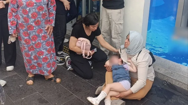 Motosikletli kurye yaya geçidinde anne ve kızına çarptı: 3 yaralı