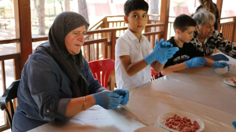 Nineler torunlarıyla çorba yaptı