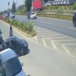 Otomobille çarpışan motosikletin sürücüsü metrelerce savruldu