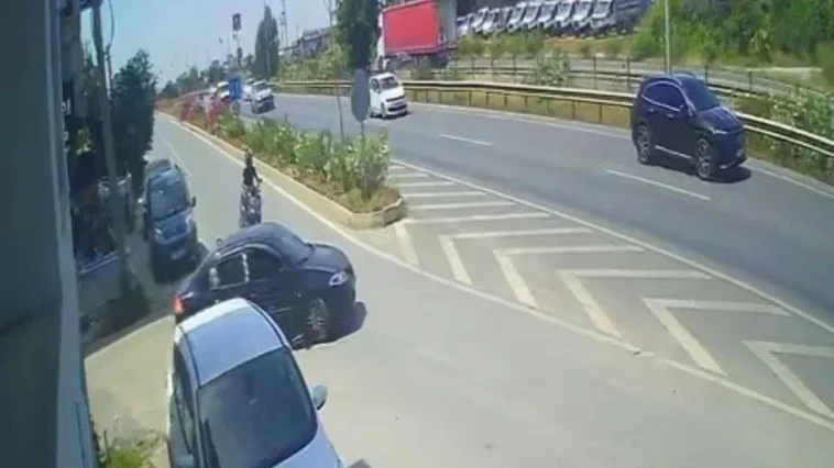 Otomobille çarpışan motosikletin sürücüsü metrelerce savruldu