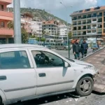 Refüje çarpan otomobil, aydınlatma direğine çarparak durabildi