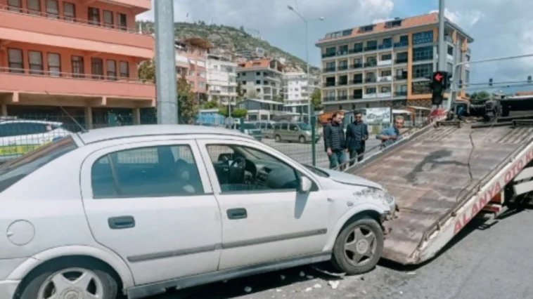 Refüje çarpan otomobil, aydınlatma direğine çarparak durabildi