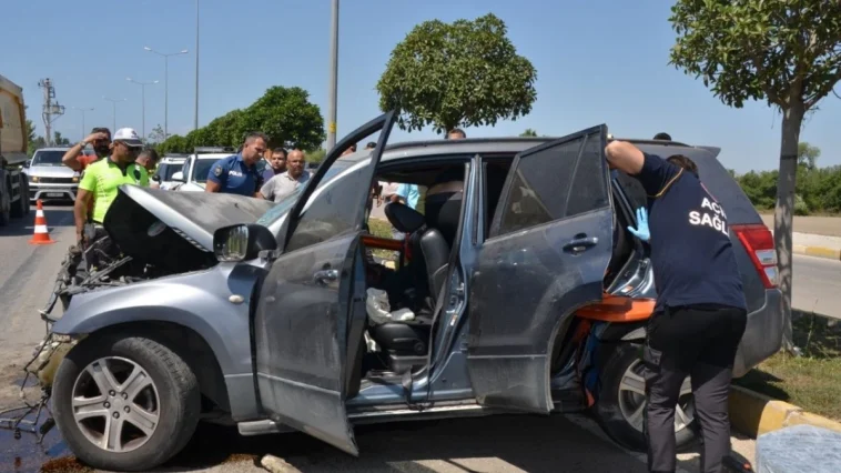 Serik'te iş makinesi ile otomobil çarpıştı: 2 yaralı