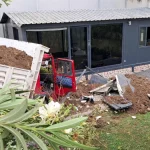 Serik'te kamyonet bahçeye uçtu: 1 yaralı