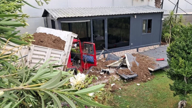 Serik'te kamyonet bahçeye uçtu: 1 yaralı