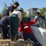 Serik'te otomobilde sıkışan yolcuyu itfaiye kurtardı