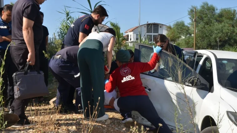 Serik'te otomobilde sıkışan yolcuyu itfaiye kurtardı