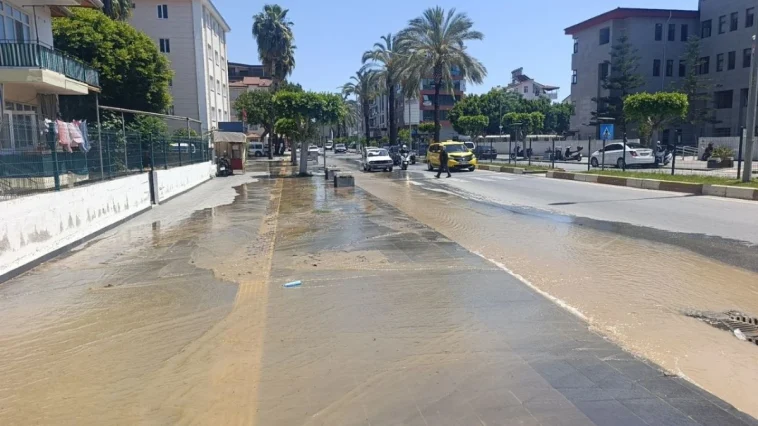 Su deposu arızası caddeyi göle çevirdi