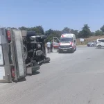 Ticari araç yandan çarptığı kamyoneti devirdi