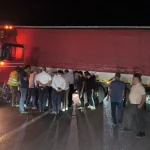 Tır sürücüsü direksiyon başında rahatsızlandı, yol trafiğe kapandı