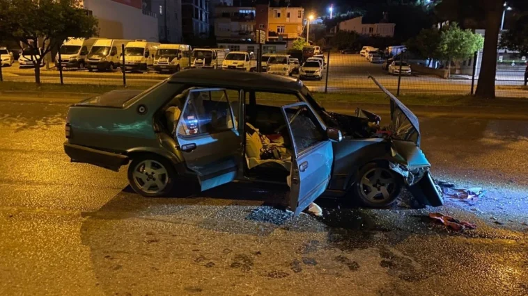 Tırla çarpışan Tofaş hurdaya döndü: 2 yaralı