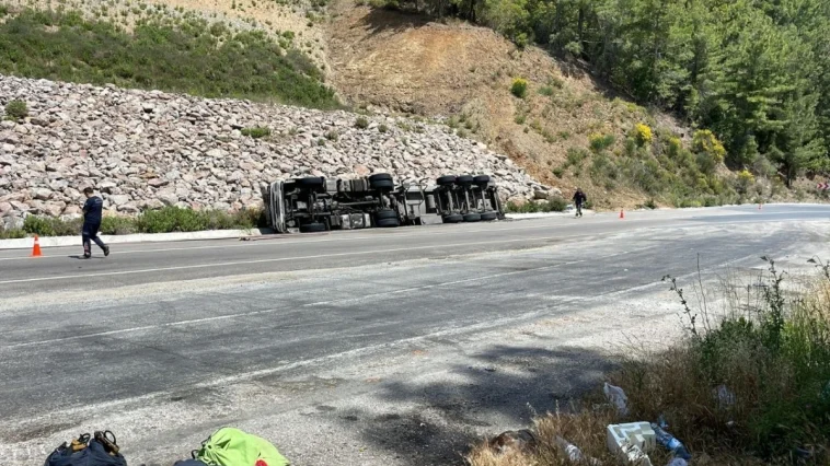 Zift yüklü tankeri taşıyan tır devrildi