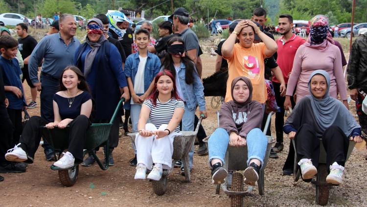 Kumlucada renkli şenlik