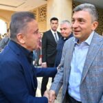 Başkan Böcek, protokol ve vatandaşla bayramlaştı