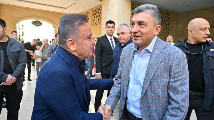 Başkan Böcek, protokol ve vatandaşla bayramlaştı