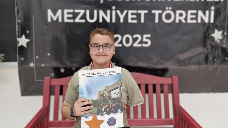 19 saat kaldığı enkazda kolunu kaybeden Üstünün hayali pilotluk