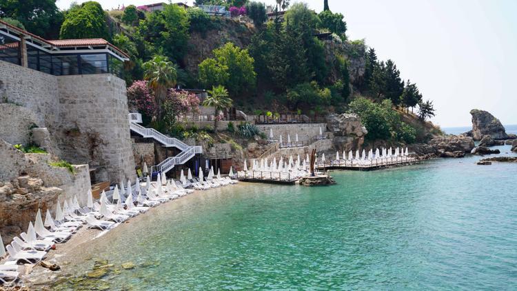 Plajdaki 1000 liralık şezlong ücreti, yarıya düşürüldü