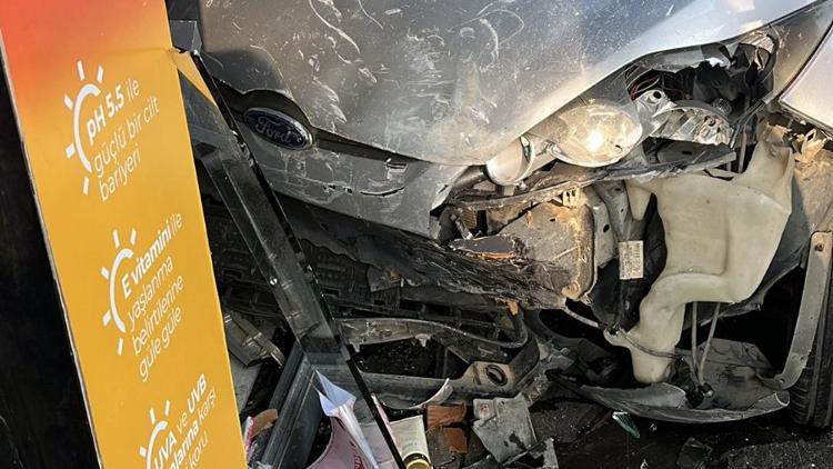 Otomobilin mağazaya çarptığı kaza kamerada