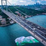 Serik Spor bayrağı FSM Köprüsüne asıldı