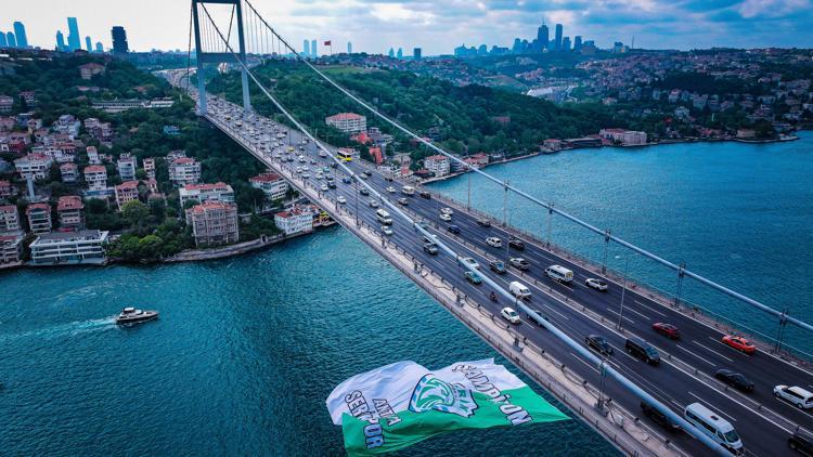 Serik Spor bayrağı FSM Köprüsüne asıldı