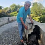 Tarihi köprünün taşları, mangal ateşiyle zarar gördü