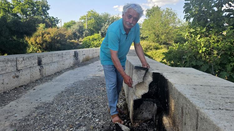 Tarihi köprünün taşları, mangal ateşiyle zarar gördü