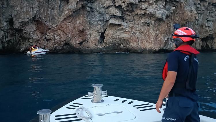 Arızalanan teknedeki 3 kişi kurtarıldı